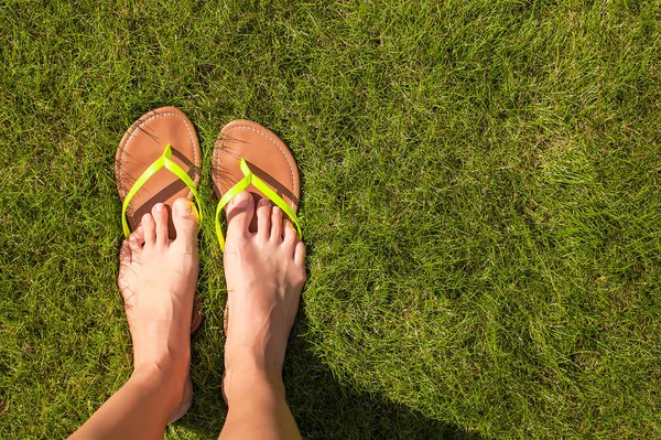 Primer Plano Las Piernas Mujer Zapatillas Sobre Hierba Verde — Foto de Stock