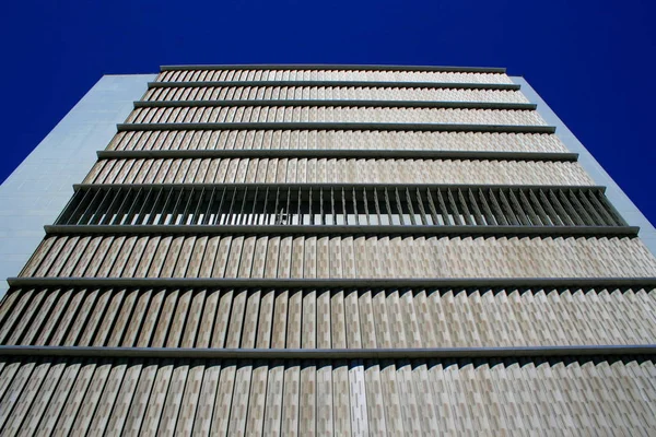 Mavi Gökyüzü Üzerinde Modern Bir Binanın Yakın — Stok fotoğraf