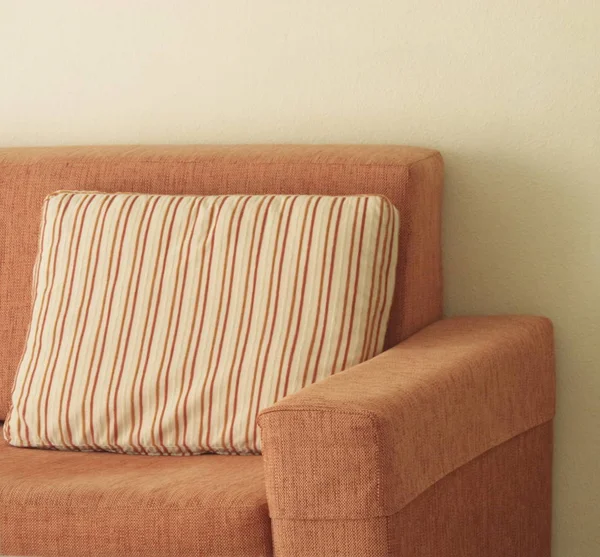 Sofa Oranye Dengan Bantal Bergaris Dinding — Stok Foto