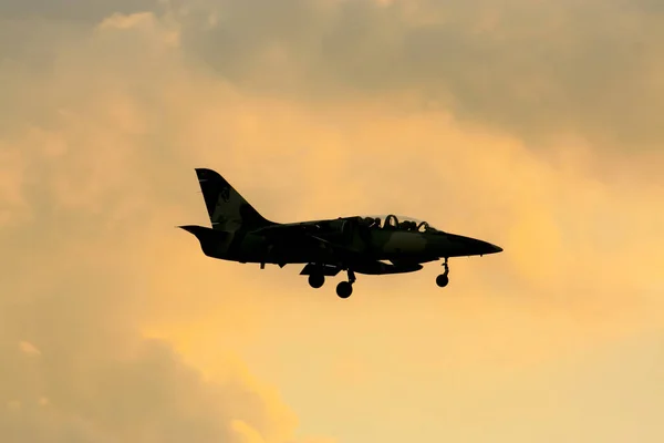 日没時の背景で航空機フリガー着陸ショット — ストック写真