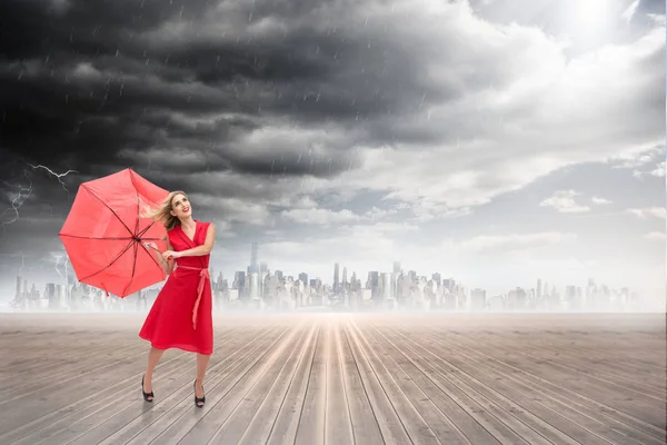 Elegante Blonde Houden Paraplu Tegen Cityscape Aan Horizon — Stockfoto