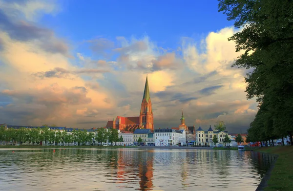 Cathédrale Schwerin Derrière Pfaffenteich Image Hdr Couleurs Très Vibrantes — Photo