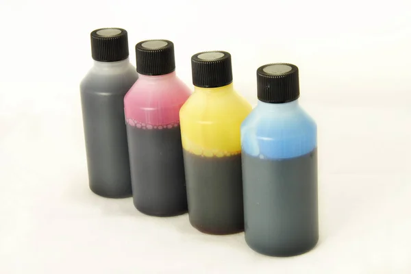 Vier Plastikflaschen Mit Unterschiedlicher Farbiger Farbe Jeder — Stockfoto