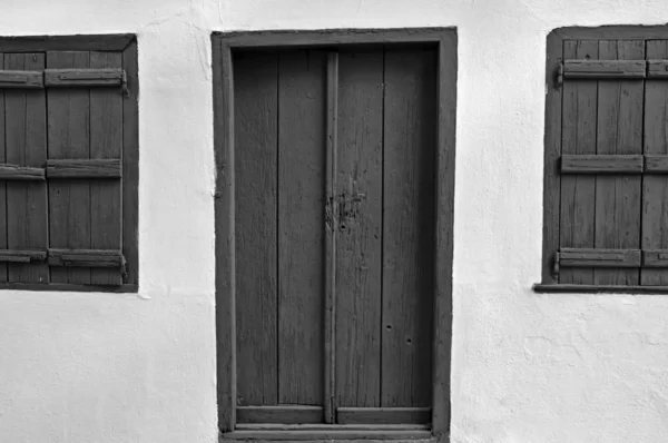 门和木制百叶窗 — 图库照片