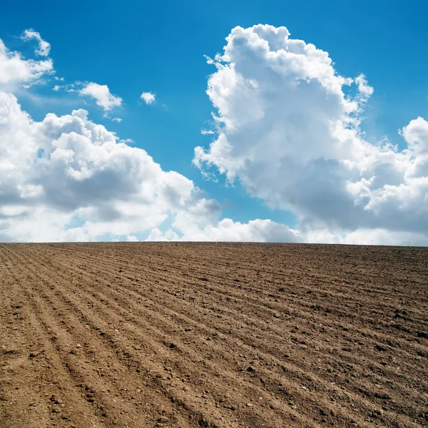 Nubes Cielo Azul Campo Arado — Foto de Stock