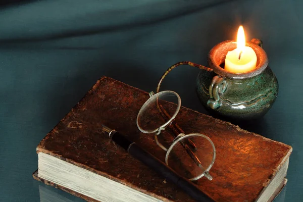 Stále Ještě Život Svíčkami Starými Věcmi Kniha Brýle Pero — Stock fotografie