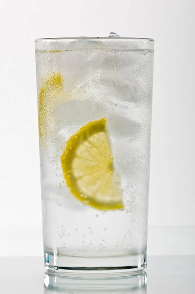 シリーズを飲む 新鮮なレモン氷とカクテル — ストック写真