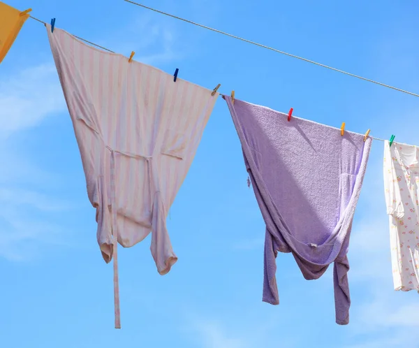 Kleding Drogen Aan Een Waslijn — Stockfoto