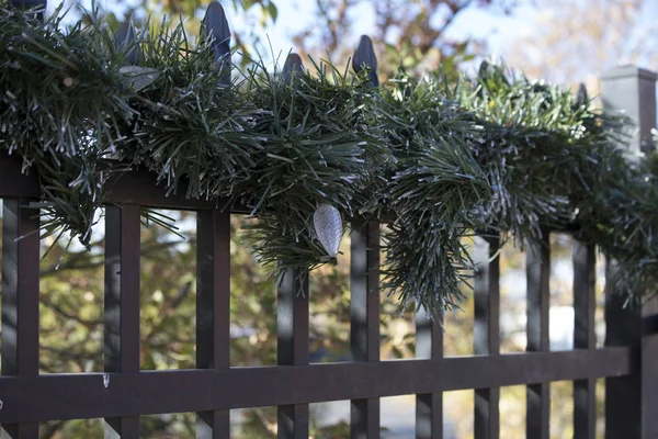 Weihnachtsbeleuchtung Und Girlanden Zaun — Stockfoto
