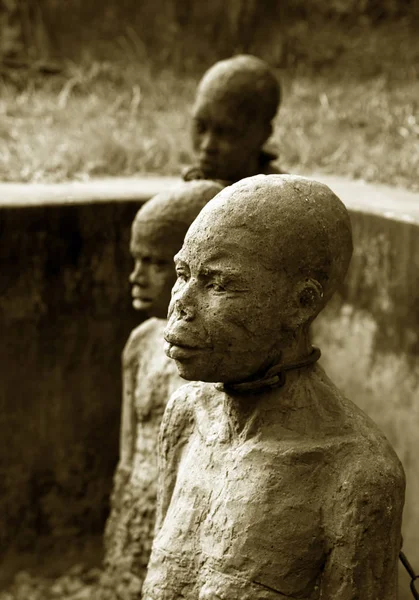 Uma Estátua Stone Town Zanzibar Representando Lamentando Tráfico Escravos Africanos — Fotografia de Stock