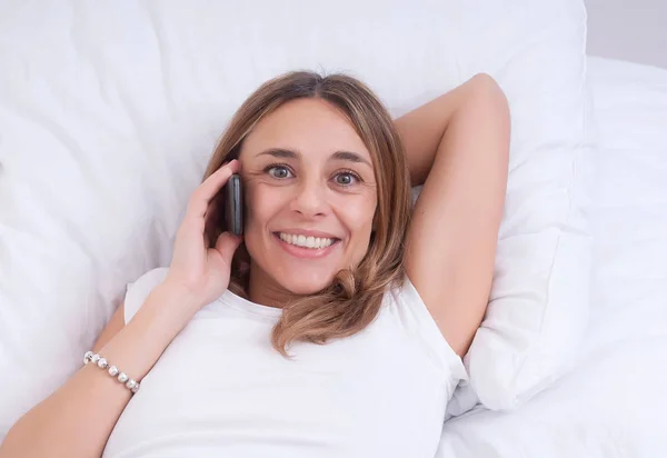 Vacker Glad Ung Kvinna Leende Och Med Hennes Mobiltelefon Hemma — Stockfoto