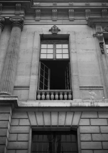 Açık Pencereli Balkon Cephesi Royal Palace Paris Fransa — Stok fotoğraf