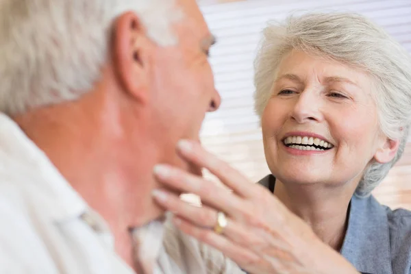 Couple Âgé Souriant Assis Sur Canapé Maison Dans Salon — Photo