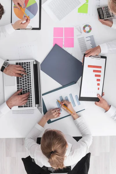 Zakenmensen Bespreken Grafieken Grafieken Met Resultaten Van Hun Succesvolle Teamwork — Stockfoto