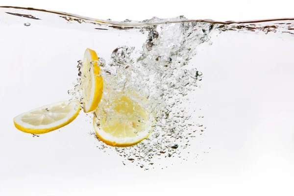 Een Groep Van Citroen Segmenten Daalde Water Met Bubbels — Stockfoto