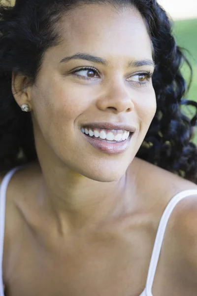 Retrato Mulher Afro Americana Sorrindo Olhando Para Longe Câmera — Fotografia de Stock