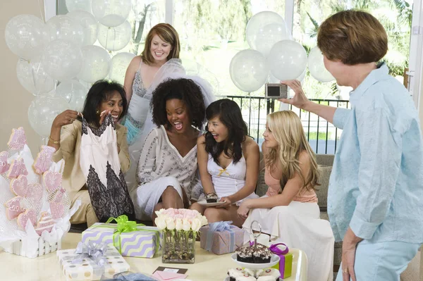 Noiva Comemorando Com Amigos Chuveiro Nupcial — Fotografia de Stock