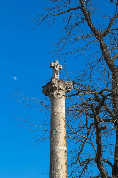 Kolumn Med Ett Kors Gamla Stora Träd Klarblå Himmel Med — Stockfoto
