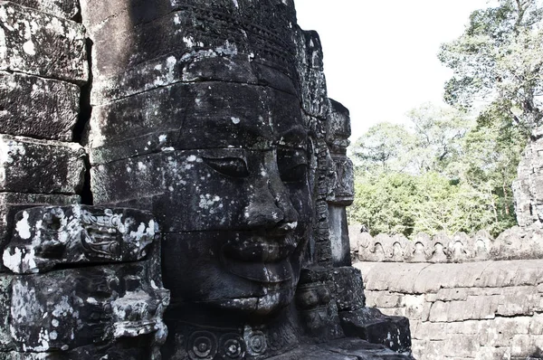 バイヨン寺院の顔 顔のアンコールワット石の彫刻 カンボジア — ストック写真
