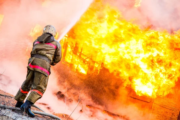 Brandweerman Blust Een Brand Een Oud Houten Huis — Stockfoto