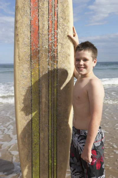 少年男子与冲浪板 — 图库照片
