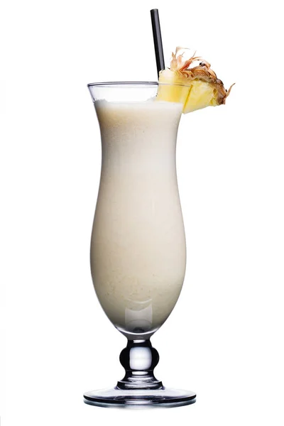Alkoholický Koktejl Hurikánovém Skle Ozdobený Ananasovým Plátnem Čerstvý Čistý Vzhled — Stock fotografie