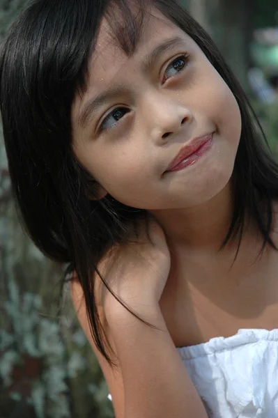 https://st4.depositphotos.com/20524830/26015/i/450/depositphotos_260154482-stock-photo-little-asian-girl-nice-smile.jpg