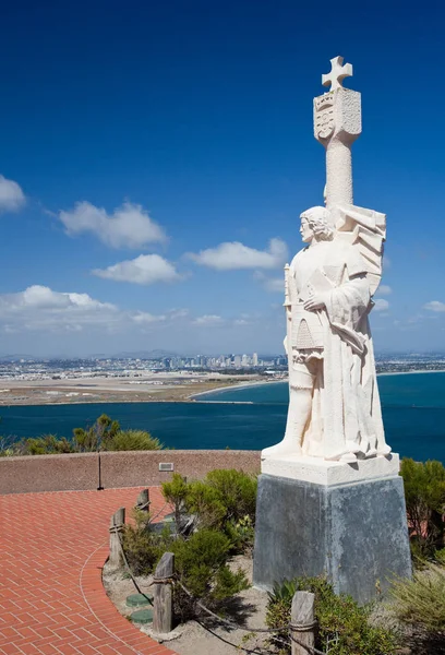 在后面的卡布里奥上点 Loma 雕像背景圣迭戈的天际线 — 图库照片