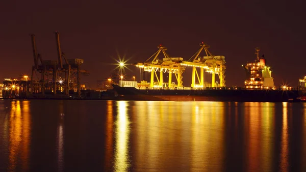 Industriella Container Frakt Lastfartyg Med Arbetar Crane Bridge Varvet Skymningen — Stockfoto