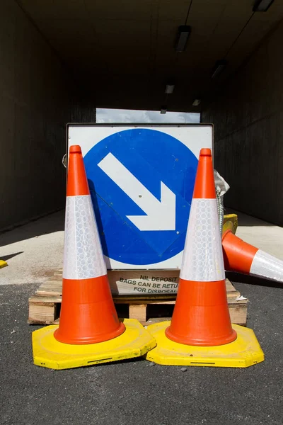 Par Bollards Vermelhos Brancos Amarelos Frente Sinal Circular Azul Com — Fotografia de Stock