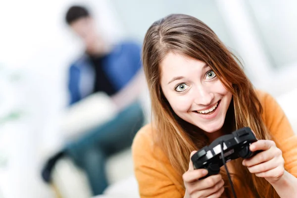 Портрет Красивой Женщины Играющей Видеоигры Дома — стоковое фото