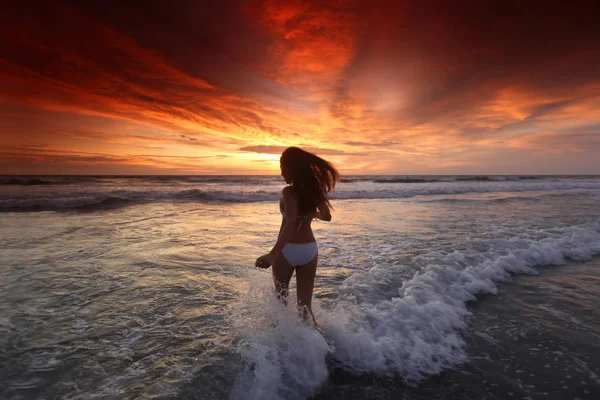 Lycklig Kvinna Kör Stranden Vid Solnedgången Bali Seminyak Dubbel Sex — Stockfoto