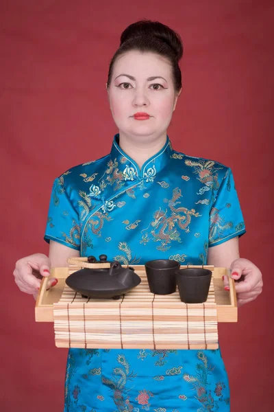 Chica Japonesa Con Bandeja Fondo Rojo — Foto de Stock