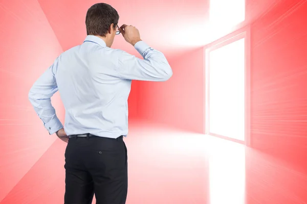 Pensando Homem Negócios Inclinando Óculos Contra Quarto Vermelho Brilhante — Fotografia de Stock