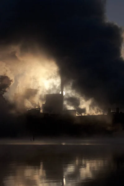 Fábrica Papel Cubierta Por Cortina Humo Pesada Por Salida Del Imagen De Stock