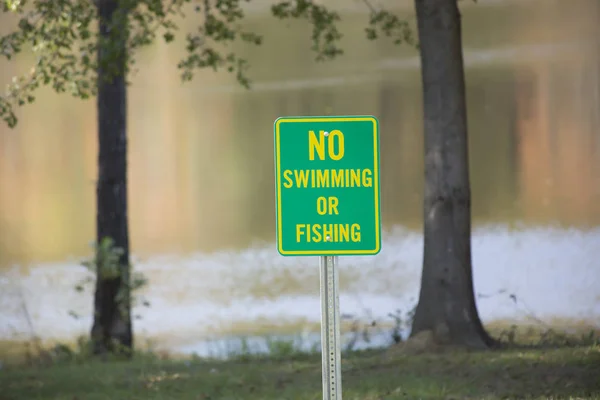 Kein Schwimmzeichen Vor Einem Öffentlichen See — Stockfoto