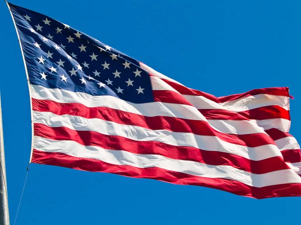 Amerikansk Flagga Vajande Stolt Klar Blåsig Dag — Stockfoto