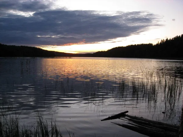 Zonsondergang Bij Een Verlaten Meer — Stockfoto