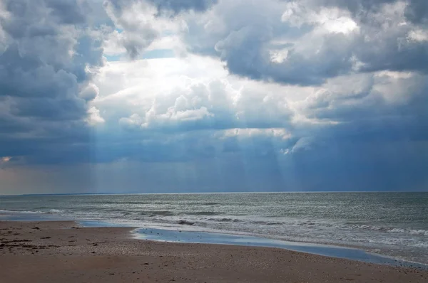 Nubes Oscuras Rayos Sol Playa — Foto de Stock