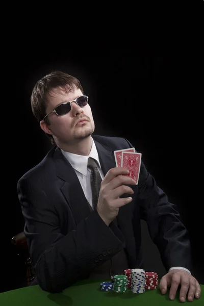 Homem Fato Com Óculos Sol Jogar Póquer Mesa Verde Fichas — Fotografia de Stock