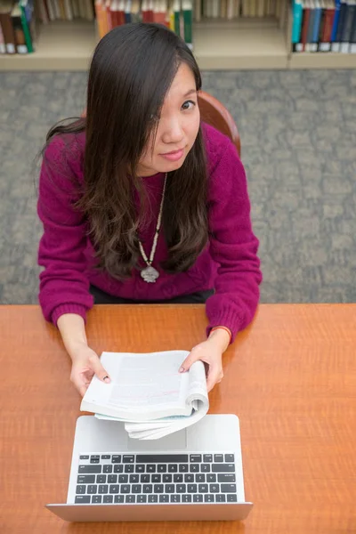 Mulher Com Livro Laptob Estudando Biblioteca — Fotografia de Stock