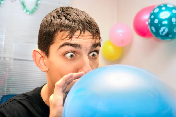 Έφηβος Διογκώνοντας Μεγάλο Μπλε Μπαλόνι — Φωτογραφία Αρχείου