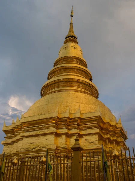 Phra Hariphunchai Golden Pagoda Lamphun Tailândia — Fotografia de Stock