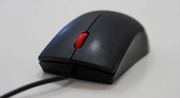 Mysz Komputerowa Czarny Przewód Podłączony Komputera Przycisk Przewijania Jest Czerwony — Zdjęcie stockowe