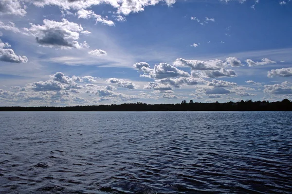 深い青空と白い雲の夏の湖 — ストック写真