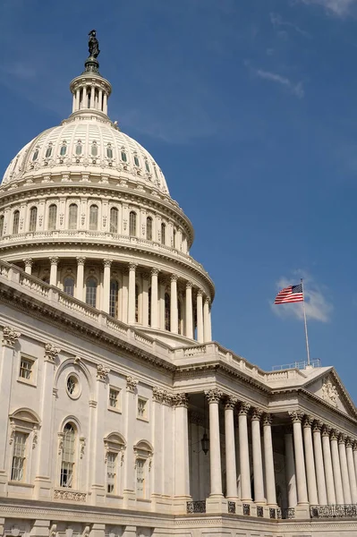 Edifício Capitólio Washington Acenando Com Bandeira Americana — Fotografia de Stock