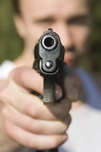 Uomo Che Tiene Mano Una Pistola Punta Alla Telecamera — Foto Stock