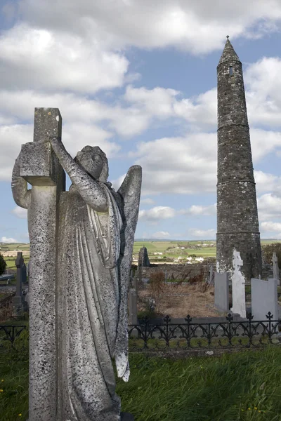 Angel Socha Před Antik Oválná Věž Keltské Pohřebiště Katedrálou Ardmore — Stock fotografie
