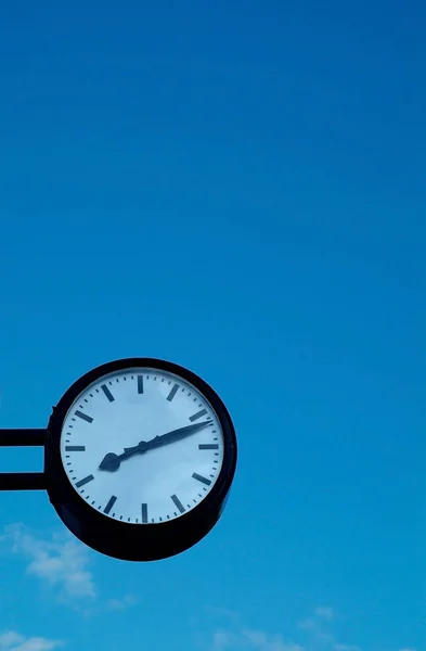 Reloj Pared Sobre Fondo Azul Cielo —  Fotos de Stock