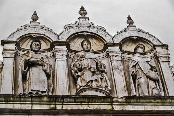 コインブラ 2012年12月 聖サルバドル教会ファサードの詳細 宗教の人格 真ん中の聖トーマス — ストック写真